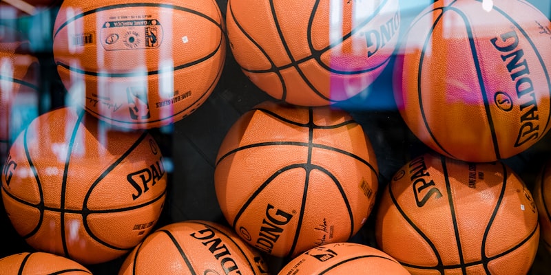 英超联赛曼城对阵利物浦的战术分析图示，展示双方控球区域与关键传球路线