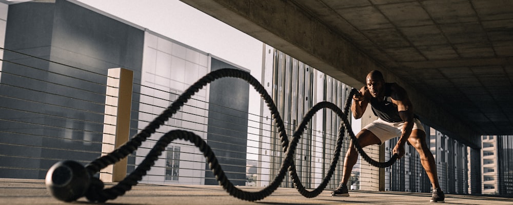 足球战术分析板图示，展示高位压迫的触发区域与球员跑动路线